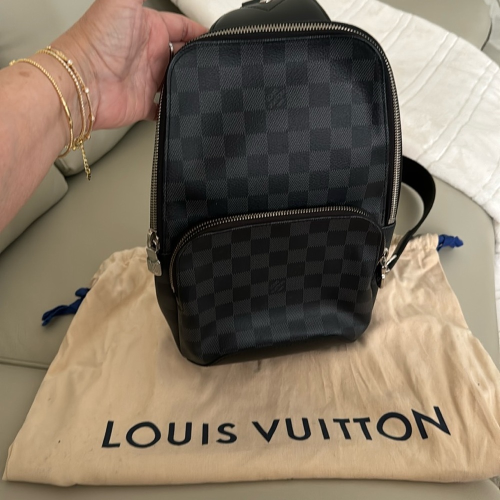 Men’s Louis Vuitton Damier Graphite Sling Back Bag